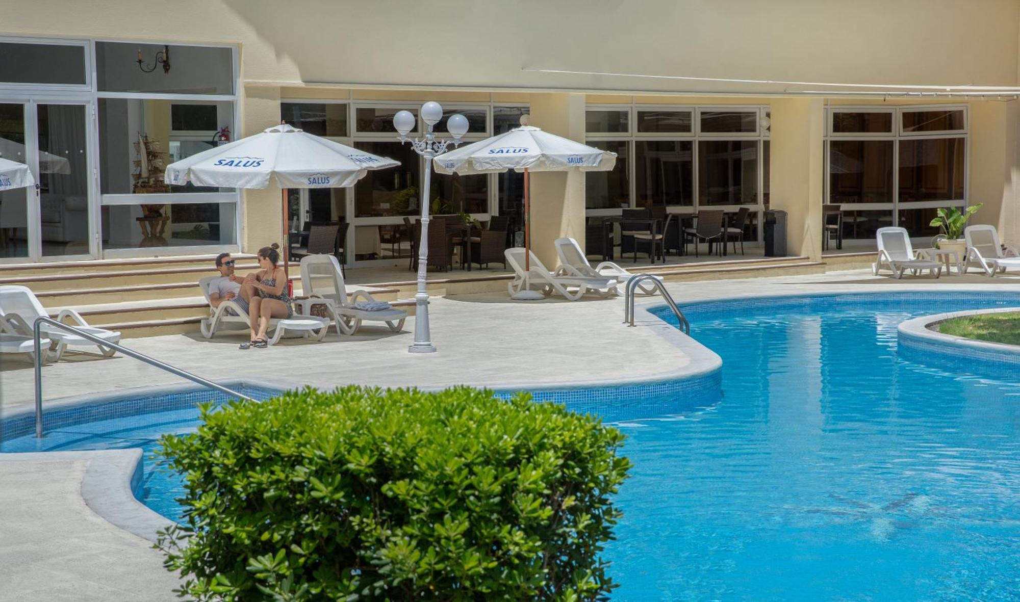 Parque Hotel Jean Clevers Пунта дел Есте Екстериор снимка The pool at the hotel